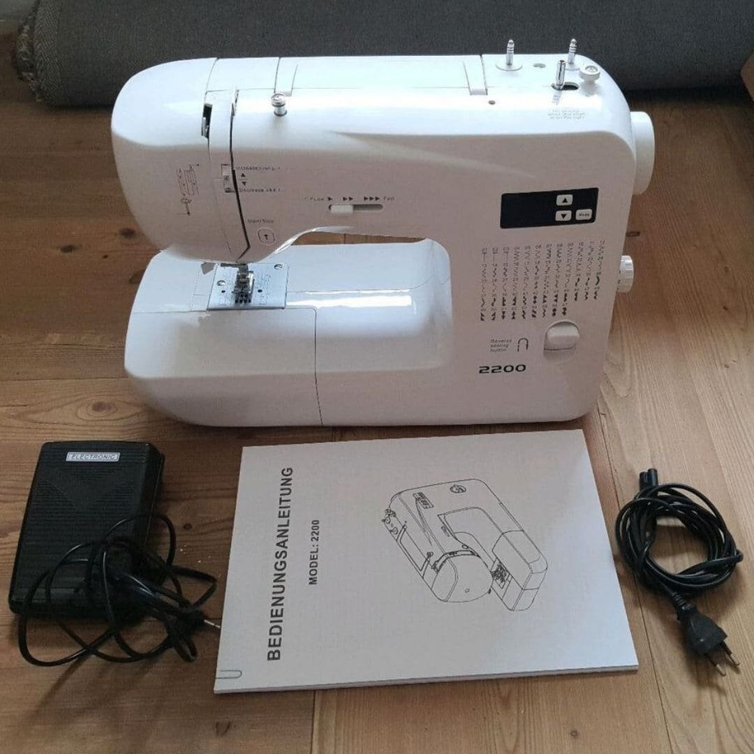 Macchina da cucito con taglia-cuci integrato